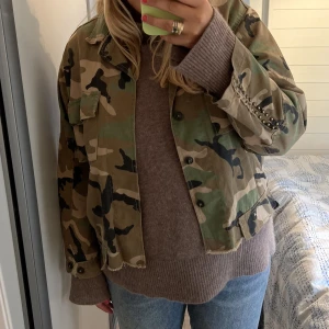 Militär jacka  - En älskad militär mönstrad jacka från en gammal Zara kollektion💚💚 Har även as coola nitar på ärmarna!! Perfekta höstjackan 