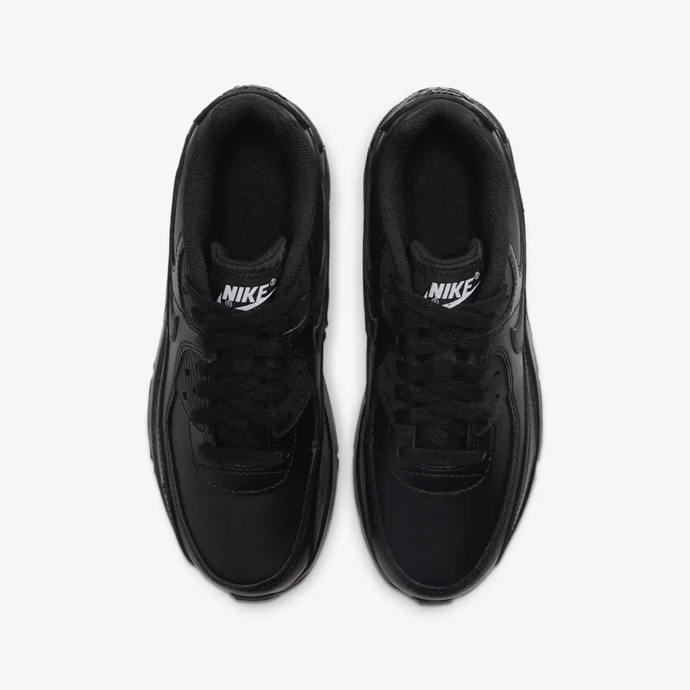Säljer ett par svarta Nike 90 med äkta skinn, knappt andvända. Priset kan alltid diskuteras. . Skor.