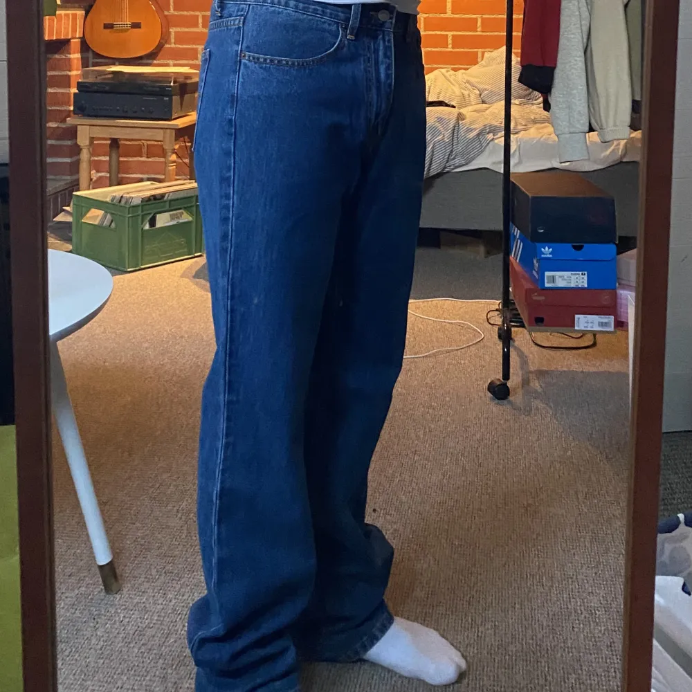 Blåa jeans från hudson med skön tvätt. Köpta andrahand och säljes på grund av att dem är lite för långa för min smak (177cm). . Jeans & Byxor.