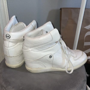 Michael kors skor  - Isabel marant liknande skor från Michael kors, de har såndär ”inbyggd klack” precis som isabel marant! Storlek 37-38, använd köp nu! 