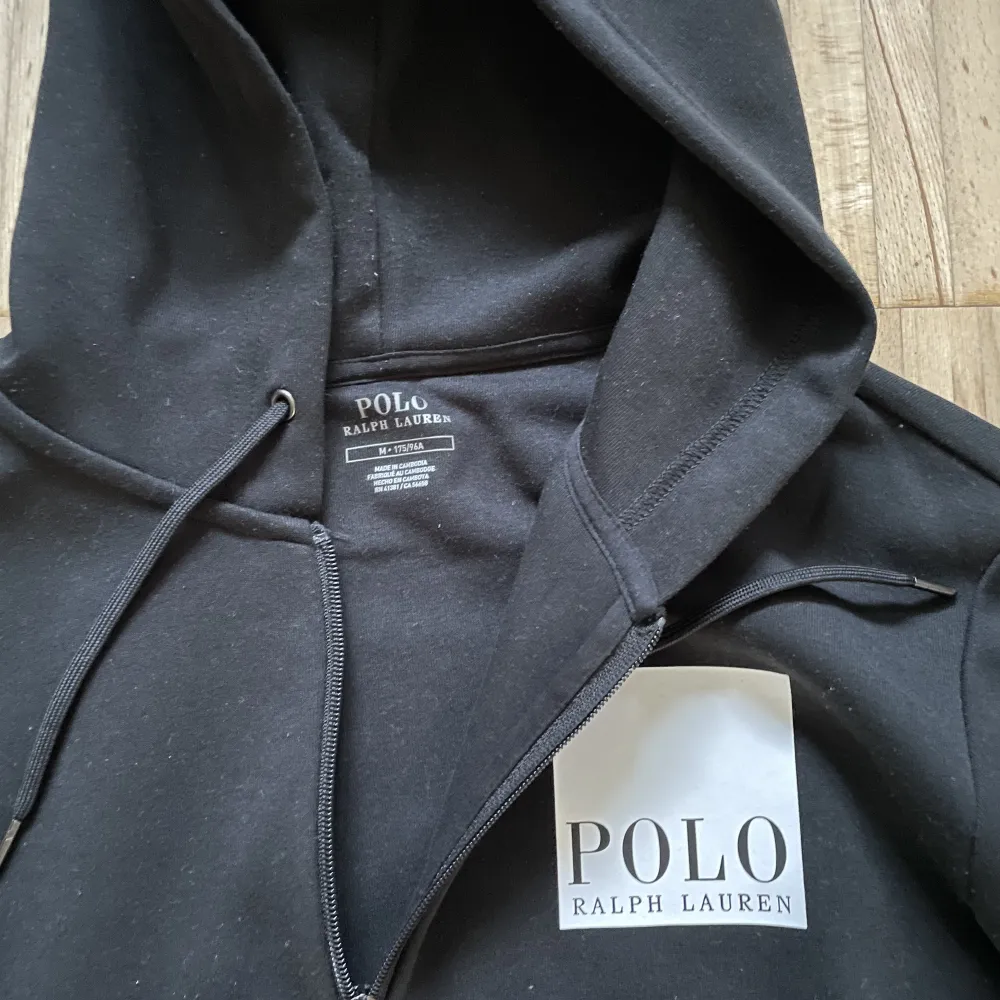 Polo Ralph Lauren zip hoodie i fint skick. Den är använd men har inga som helst defekter eller andra tecken på användning.   Nypris 1600kr. Hoodies.