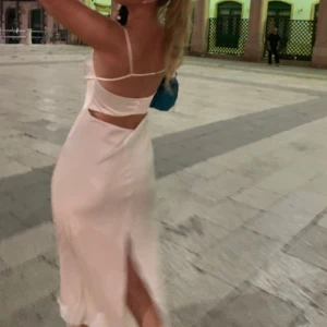 Satin klänning - Säljer denna satinklänning som var populär något år sedan. Använd 2-3 ggr med en liten reva på bröstet men annars i superfint skick. Nypris 429kr Mitt pris 199kr + frakt❣️