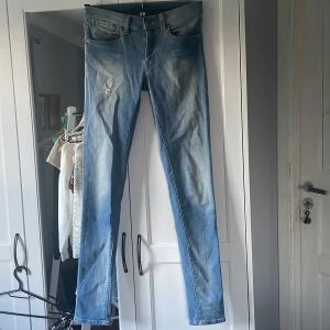 Jeans  - Väl använda men i gott skick!  Står att de är storlek 27 men passar på mig utan problem och har storlek M/38 i byxor