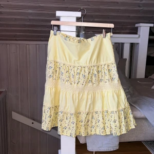 Gul midikjol - Jag är 160! gul (lite blek) midikjol köpt secondhand. märket är only. 72cm midja 57cm lång. Size 38 men tycker den sitter som 36!