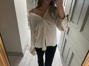 Beige satinskjorta - Säljer min jättesköna och fina satinskjorta från h&m! Den har inga tecken på användning. Ge gärna prisförslag💞