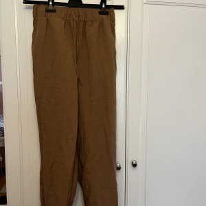 Byxa hm - Byxa i tunnare material från H&M 