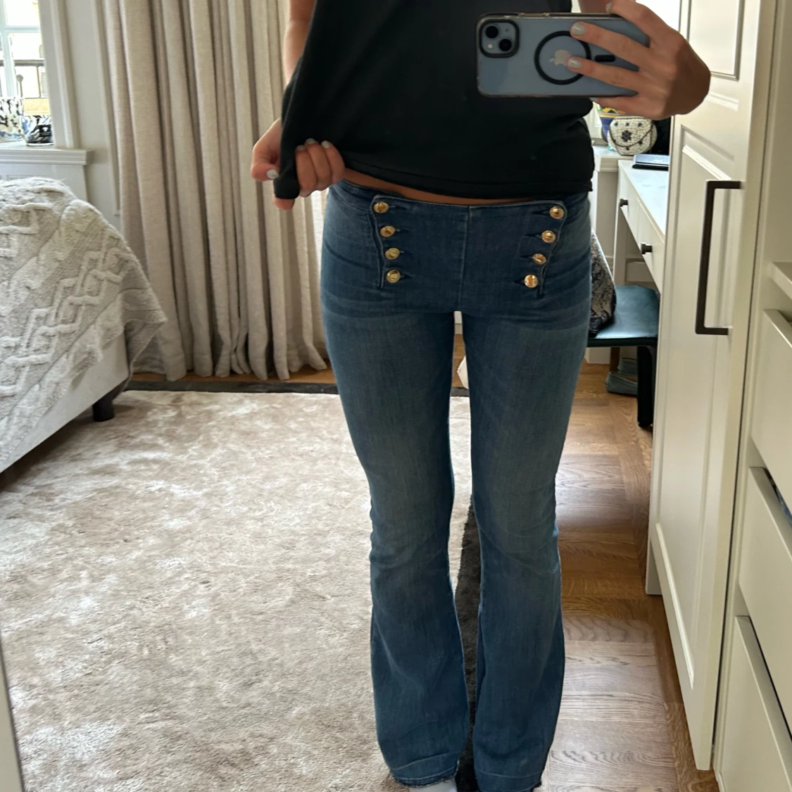 Lågmidjade flared jeans med guldknappar - 90