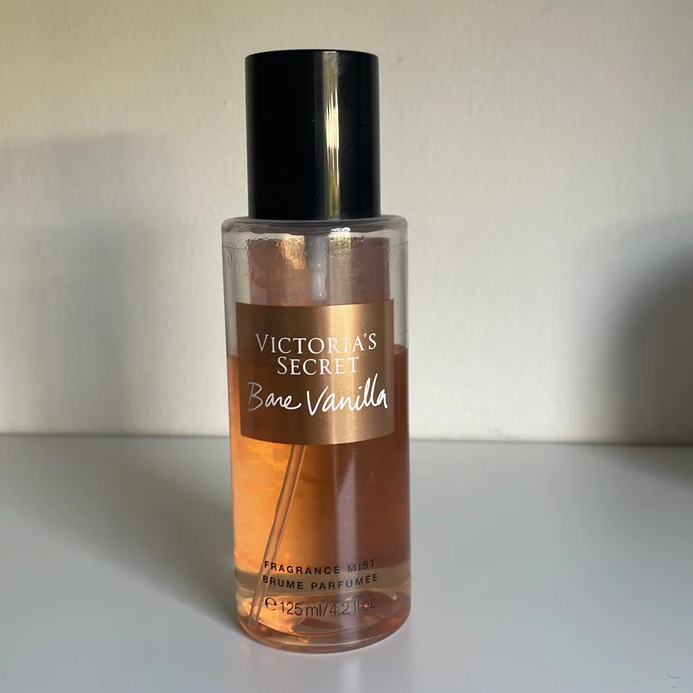 Bare vanilla från Victoria’s secret🤎 Typ 70% kvar av 125 ml.. Parfym.