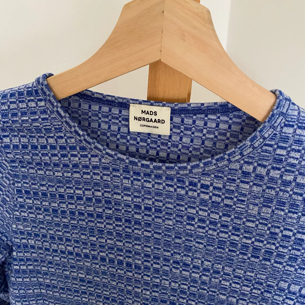 Säljer en långärmad tröja från Mads Nørgaard Copenhagen 🌱  Skick: Mycket bra, men har använts.  Material: 100% bomull  Storlek: Xs  Pris: 150 inklusive frakt  ✨inga husdjur eller rökning . Toppar.