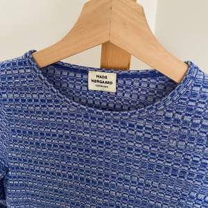 Säljer en långärmad tröja från Mads Nørgaard Copenhagen 🌱  Skick: Mycket bra, men har använts.  Material: 100% bomull  Storlek: Xs  Pris: 150 inklusive frakt  ✨inga husdjur eller rökning 