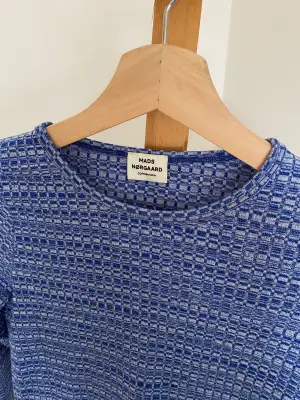 Säljer en långärmad tröja från Mads Nørgaard Copenhagen 🌱  Skick: Mycket bra, men har använts.  Material: 100% bomull  Storlek: Xs  Pris: 150 inklusive frakt  ✨inga husdjur eller rökning 