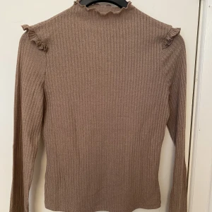 Begie tröja med volanger  - Begie tröja med volanger på axlarna i storlek M men passar även S🥰 Priset kan diskuteras vid snabb affär