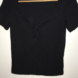 Top  - Svart basic Top med en rosett