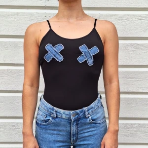 Body - Svart body med jeans kryss över brösten