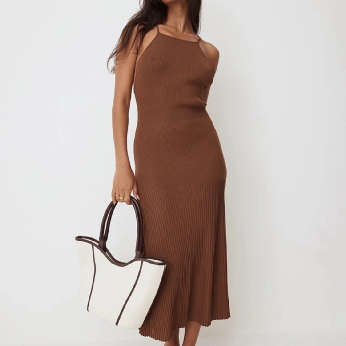 Ribbstickad brun långklänning 