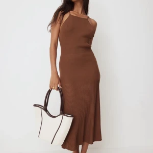 Ribbstickad brun långklänning  - Ribbstickad brun långklänning med öppen rygg🤎