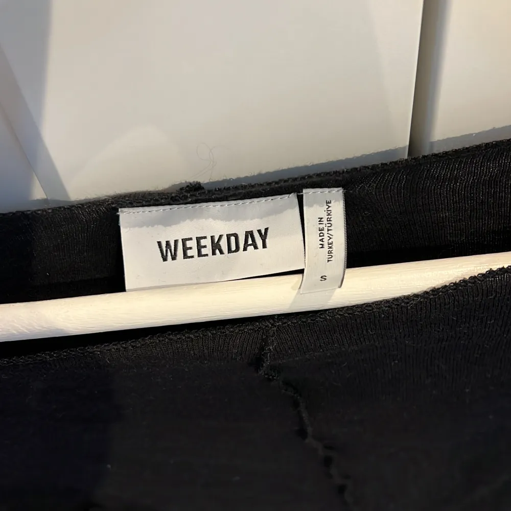 Fin svart långärmad tröja från weekday i strl S. väldigt sparsamt använd! . Toppar.