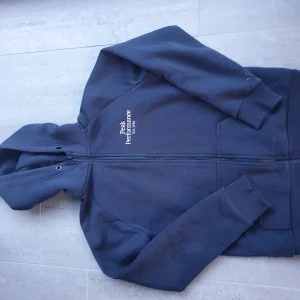 Peak hoodie  - Marinblå hoddie från Peak. Storlek s/ 164. Fint skick