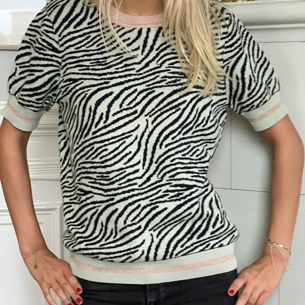 säljer denna zebra mönstrade tröja med rosa detaljer, så snygg till skolan!. T-shirts.