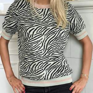 säljer denna zebra mönstrade tröja med rosa detaljer, så snygg till skolan!