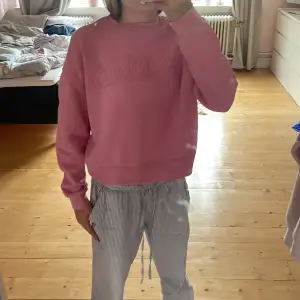 En fin och skön rosa sweatshirt från New yorker, lite nopprig💕