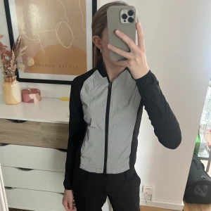 Tränings jacka  - Tränings jacka som skyddar mot vinden. Super fin och knappt använd. Som ny 