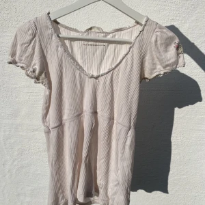 ODD MOLLY T-SHIRT  - Så söt t shirt från odd Molly. Storlek 0, passar xs/s. Har en liten permanent grå fläck men den är väldigt dov och inte så synlig (se bild 3)