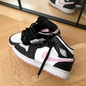 AIR JORDAN  1 MID - Light Arctic Pink - Sparsamt använda! Nypris: 3199 kr.