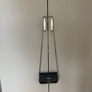 Jätte snygg Zadig väska - Helt sprillans ny Zadig väska , säljer denna pågrund av att jag inte får den till användning, passar till allt och har två olika band❣️❣️