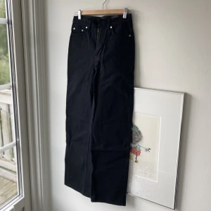 Jeans (Weekday ”rowe”) - Aldrig använda, nypris 560 kr