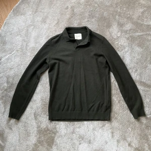 Kashmir Piké  - Stilren och skön Kashmir piké från A Day’s March i storlek S, passar även M (jag är 189cm), sällan använd och i kanonskick! Nypris: 1200kr 