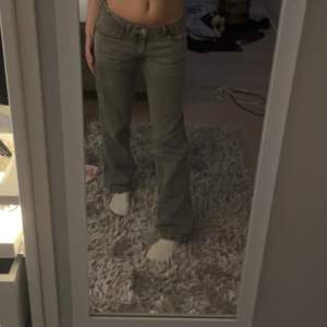 Snygga gråa lågmidjade jeans från weekday, storlek 27/32💕 inga defekter, skriv för fler bilder/frågor👌🏽