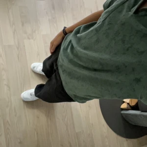 H&m jeans  - Säljer mina jeans från h&m i modellen lose fit. Säljes då de inte kommer mycket till användning längre. Nypris 400kr. Passar nästan till allt är en svart gråaktig färg. Storlek 30-32. Skriv vid fundering eller frågor. Mängdrabatt går att lösa. 