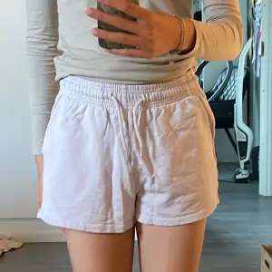 Lila mjukis shorts, använda mindre än 10 gånger