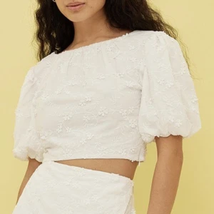 Puffärmad topp i blomdetalj na-kd  - Chloe Schuterman x NA-KD topp. Oanvänd. Blommiga detaljer och puffärmar