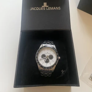 Klocka - Jacques Lemans klocka använd max 5 gånger 4 länkar som är borttagna ingår Lådan och kudden igår Finns ej i butik Nypris 1200kr sänkt pris vid snabb och enkel affär  Köparen står för frakten!