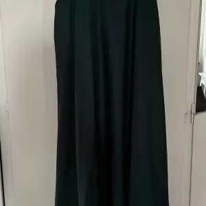 Balklänning storlek 40 mörkgrön  Använd en gång 