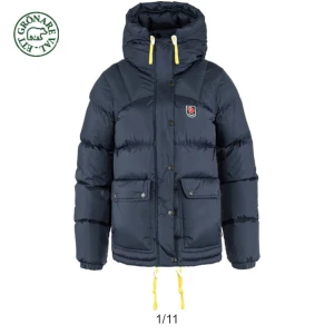 Fjällräven jacka  - Säljer en marinblåa fjällräven jacka, expedition down lite! Inga defekter förutom ett litet slit på ena ärmen (sista bilden)! Varm och perfekt till vintern.Köpt för 7000.  Storlek M men passar mig som brukar ha S, speciellt när jag har tjocktröja under 🫶 