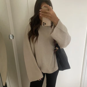 Beige/brun stickad tröja  - Jätte fin och mysig översize stickad tröja med utsvängda armar ❤️