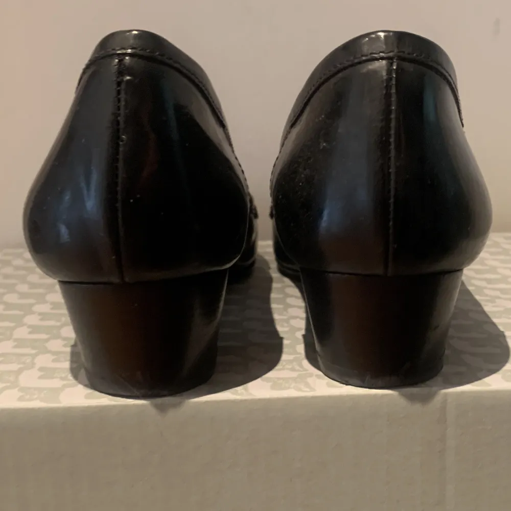 Skinn skor från Rizzo  St 37 med 4-6cm klack  . Skor.