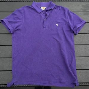 Lila carhartt piké - perfekt fit på en M, älskar, bra skick !!