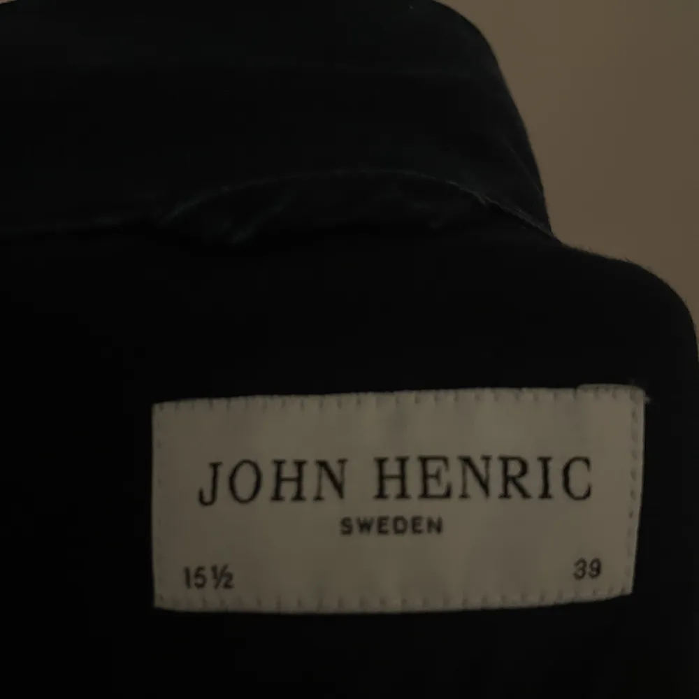 Säljer just nu min Overshirt ifrån John Henric. Overshirten är i ett bra skick då den är använd ett fåtal gånger. (8/10).. Skjortor.