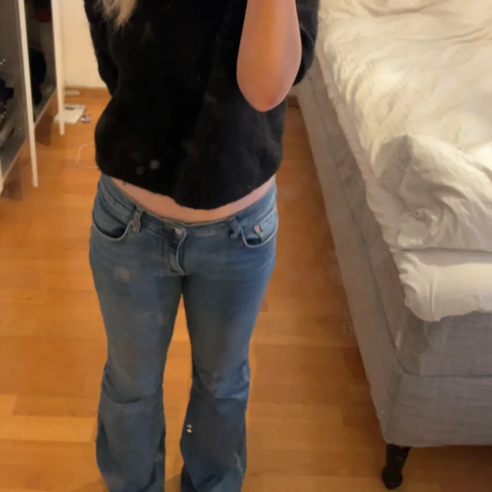 Lågmidjade jeans från Gina tricot, av klippta längst ner så dom passar mig perfekt som är 164/165. Lite små långa fortfarande då jag gillar jeansen så😇😇😇 Hör av dig vid frågor!!!. Jeans & Byxor.
