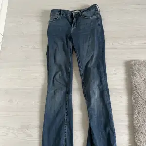 Low waist bootcut jeans från zara. Aldirg använda bara testade. Storlek 34