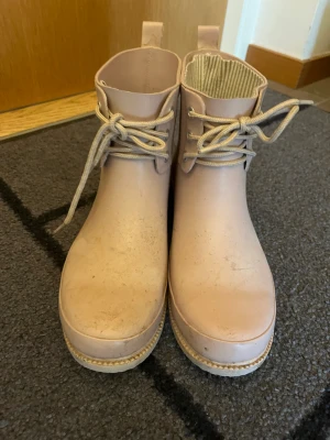 Stövlar  - Stövlar från din sko. Använda men har fortfarande mycket kvar att ge. Innanmätet har lossnat lite men går nog att limma fast igen 👍🏼