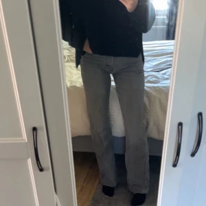 Jättefina jeans🙌🥰 - Säljer dessa fina jeans från Gina då dem är lite för stora på mig, nästan aldrig använda så de är bra skick💕🥰🙌