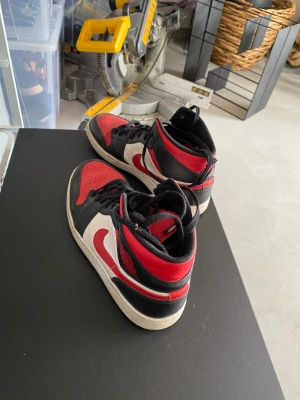 Jordan 1  - Jordan 1 röd och vit 