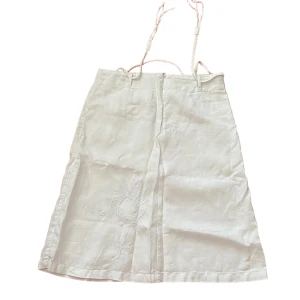 Gullig but set  - Gullig vit set! Båda Size small  - det ser rosa ut för att backgrounden bilder tagits på var Rosa- skriv om ni vill se bilder på - Lågmidjade  Båda för 100kr