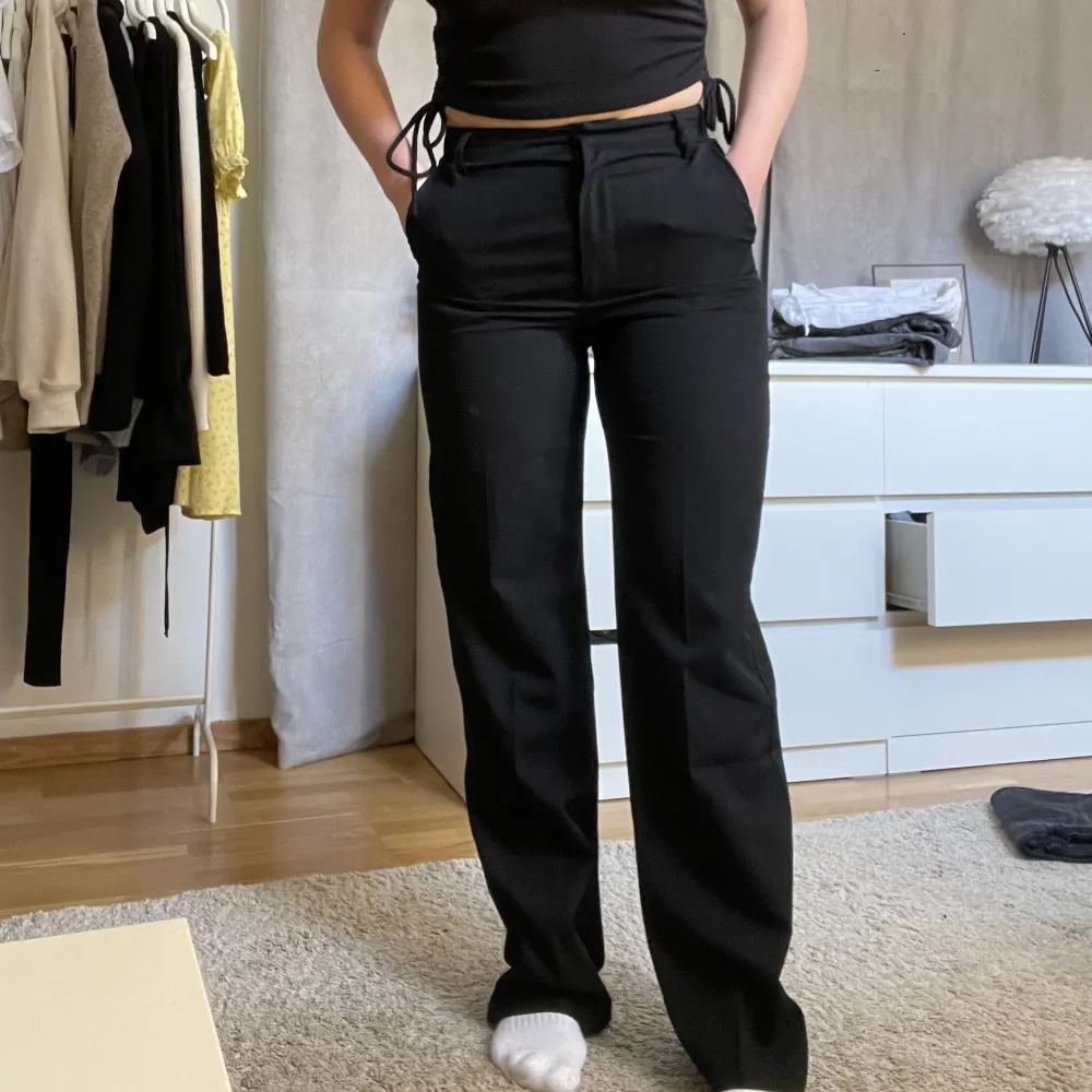 Svarta kostymbyxor från bikbok i storlek 38, bra skick. Jeans & Byxor.