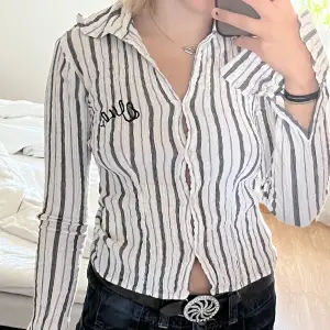 Fin skjortai lite tajtare modell men tyvärr lite liten på mig💖 från märket only och är köpt second hand! Jag är en storlek S och den är liten på mig så skulle säga att det är en XS🌞